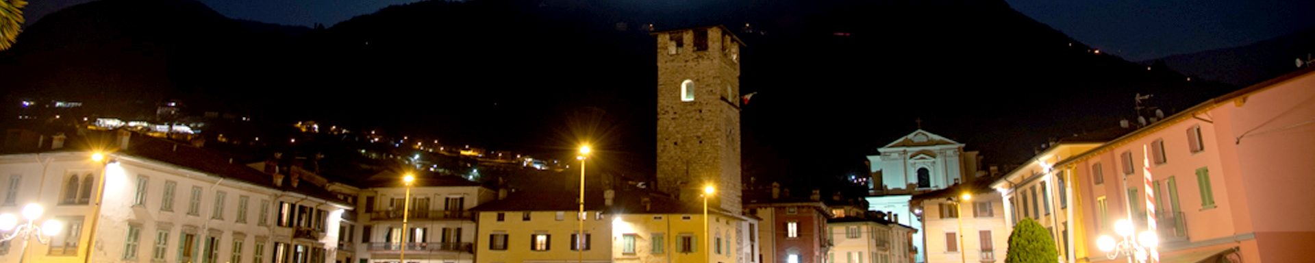 Veduta notturna della Piazza Umberto I con vista della Torre del Vescovo e in lontananza la Chiesa di Santa Maria Assunta